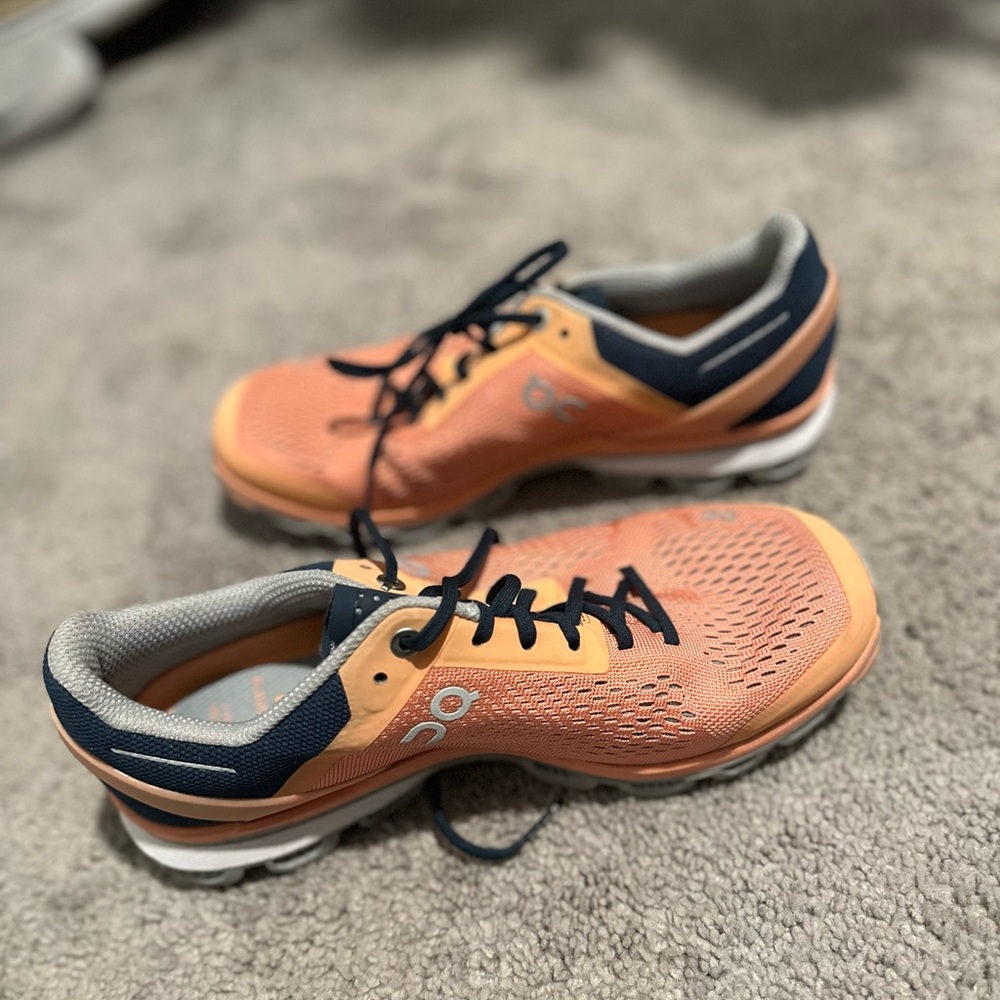 On cloudsurfer womens running shoe size 7.5